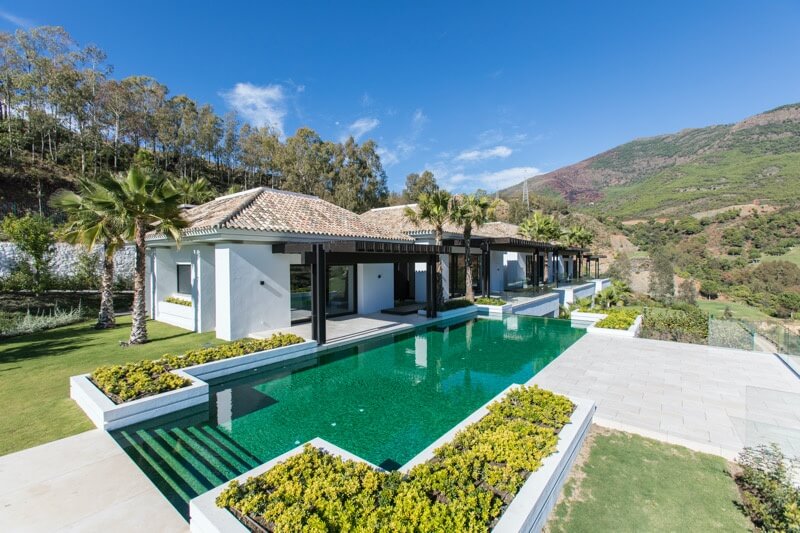 Villa moderna con piscina infinita y vistas a la montaña