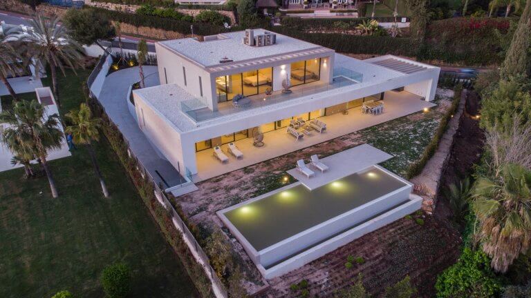 Moderne Villa mit Pool in der Abenddämmerung, Drohnenaufnahme