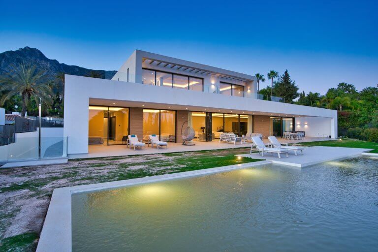 Villa moderna con piscina al atardecer