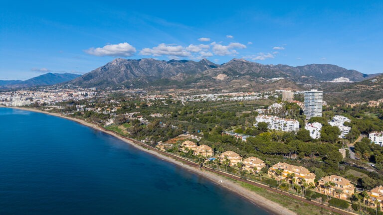 Die Costa del Sol aus der Luft, mit den Bergen im Hintergrund