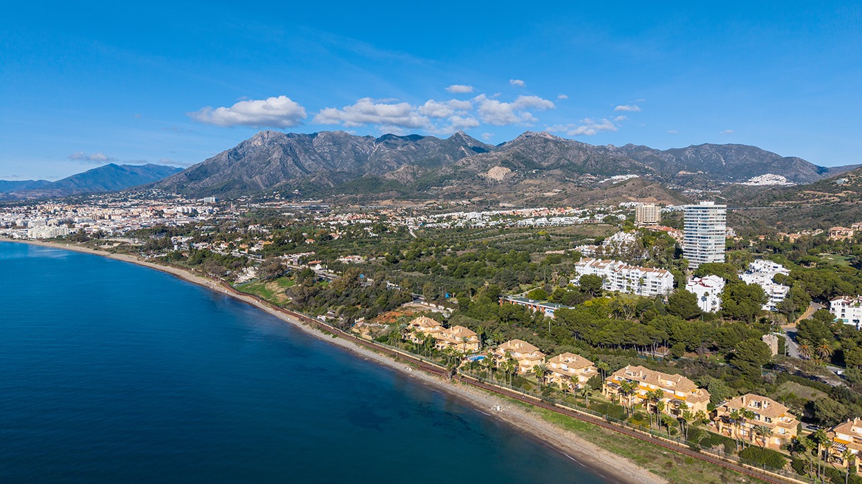 Vista aérea con dron de la costa de Marbella