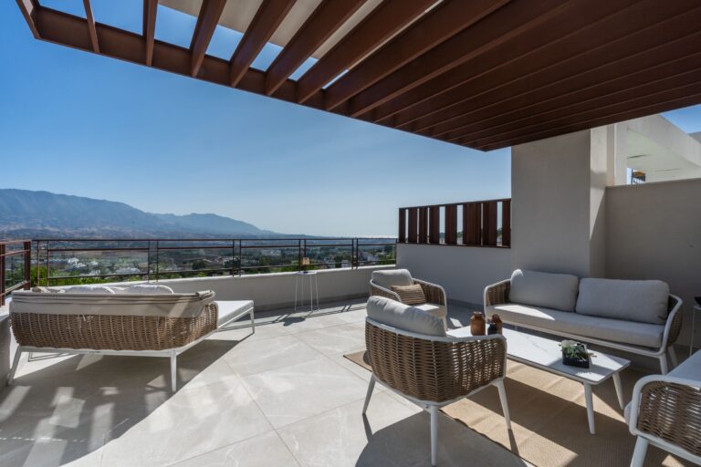 Terraza con muebles de exterior y vistas a la montaña