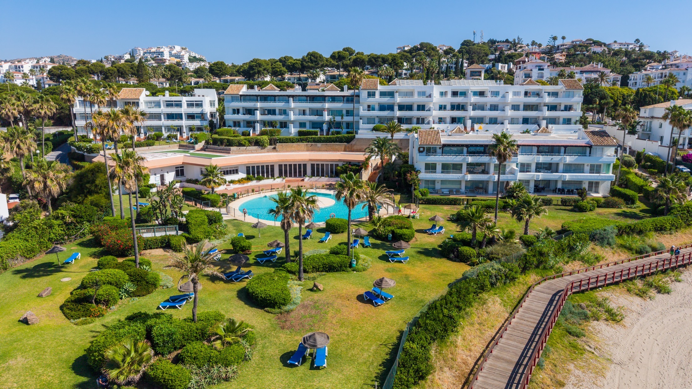 Perspectiva aérea de una promoción de obra nueva en la Costa del Sol – fotografía aérea con dron inmobiliaria
