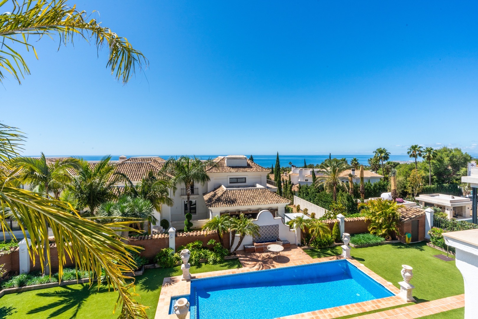 Fotografía aérea con dron de una villa de lujo con piscina y vistas al mar en la Costa del Sol