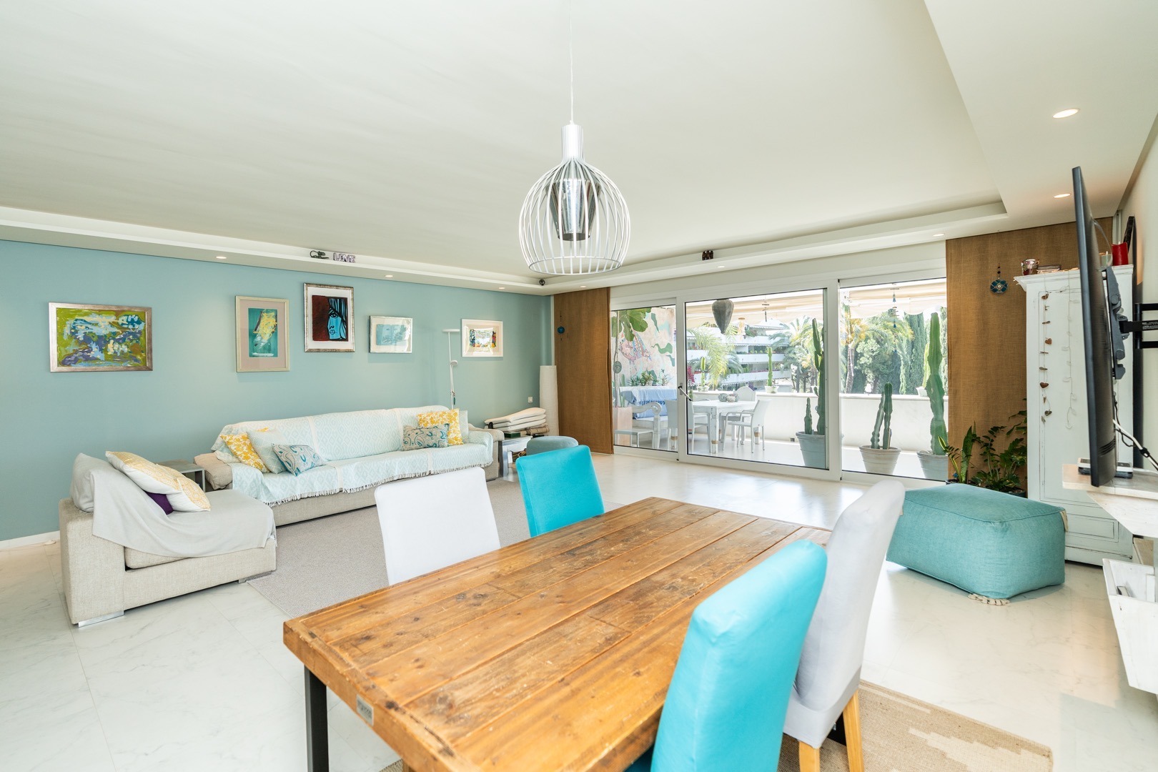 Open-plan living and dining room in a Benahavís property – real estate photography