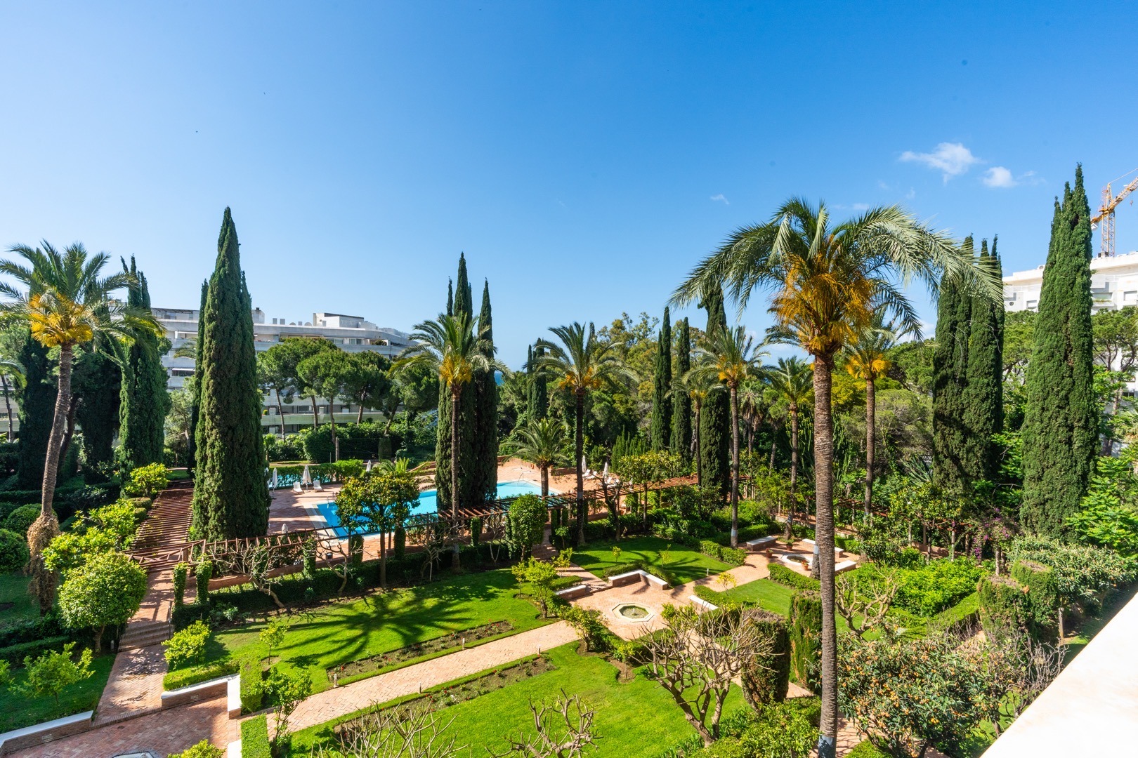 Golf-resort gardens and pool in Benahavís, Los Flamingos – real estate photography
