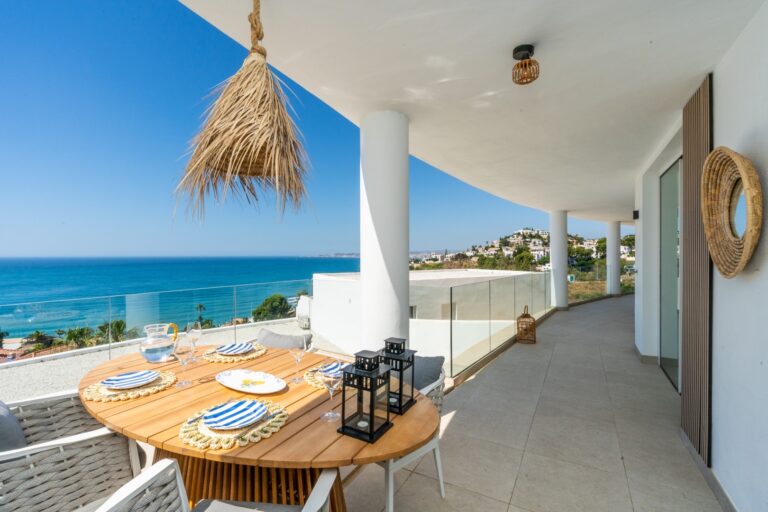 Terraza con zona chill out y vistas al mar