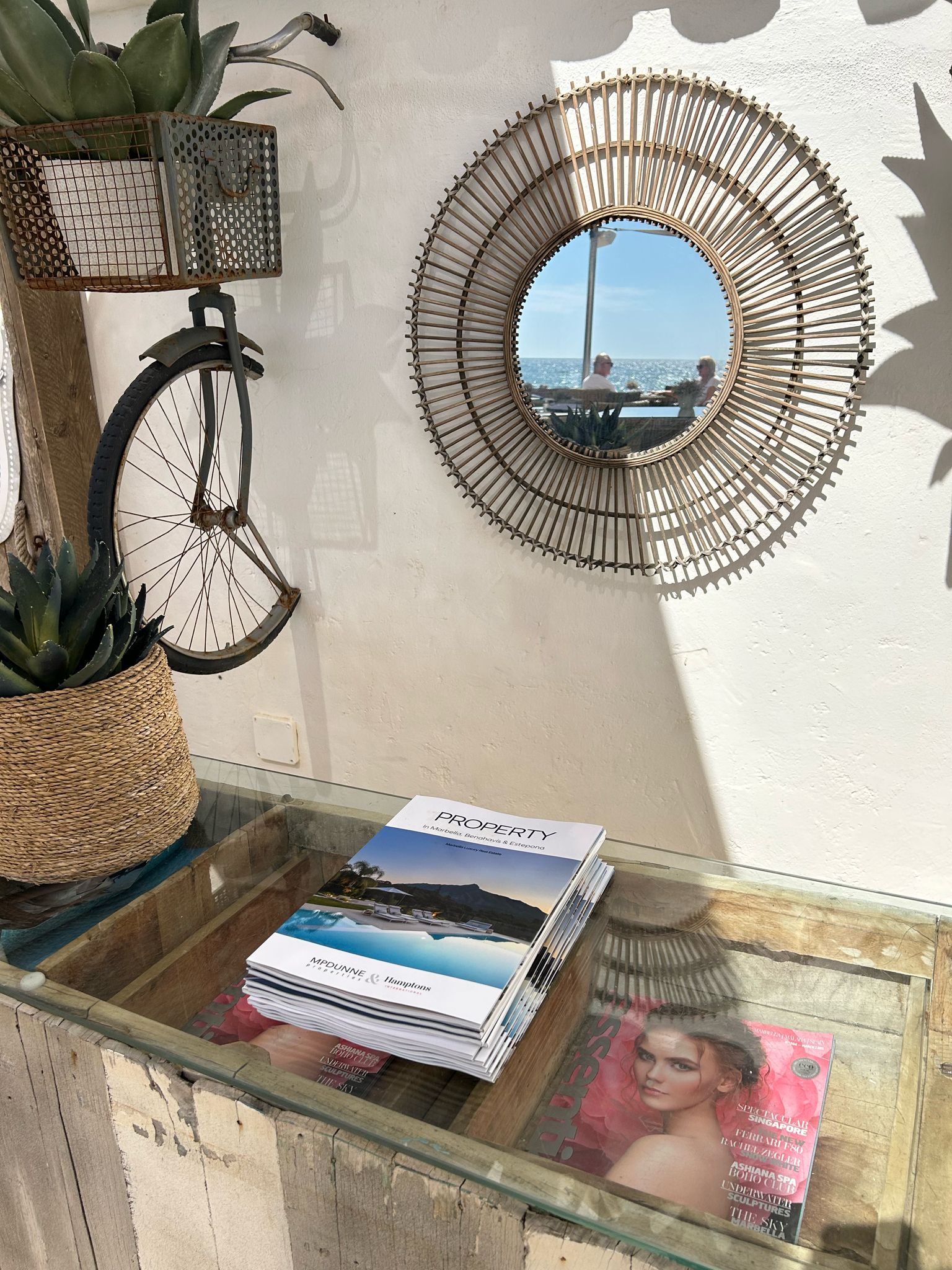 Revista inmobiliaria en un punto de distribución en la Costa del Sol