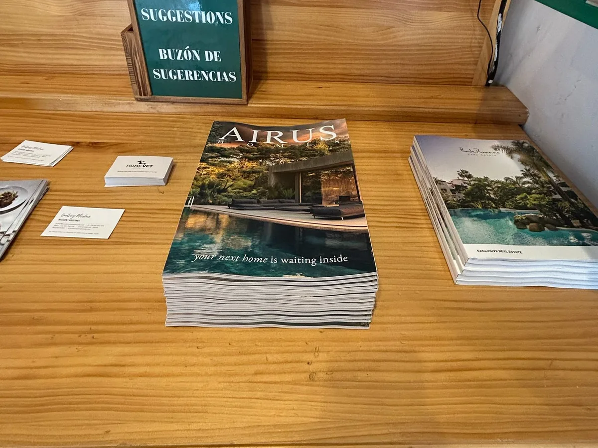 Pila de revistas de una inmobiliaria en un mostrador de recepción