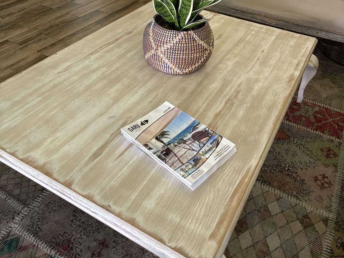 Revista sobre la mesa baja de la zona de espera de un establecimiento en la Costa del Sol