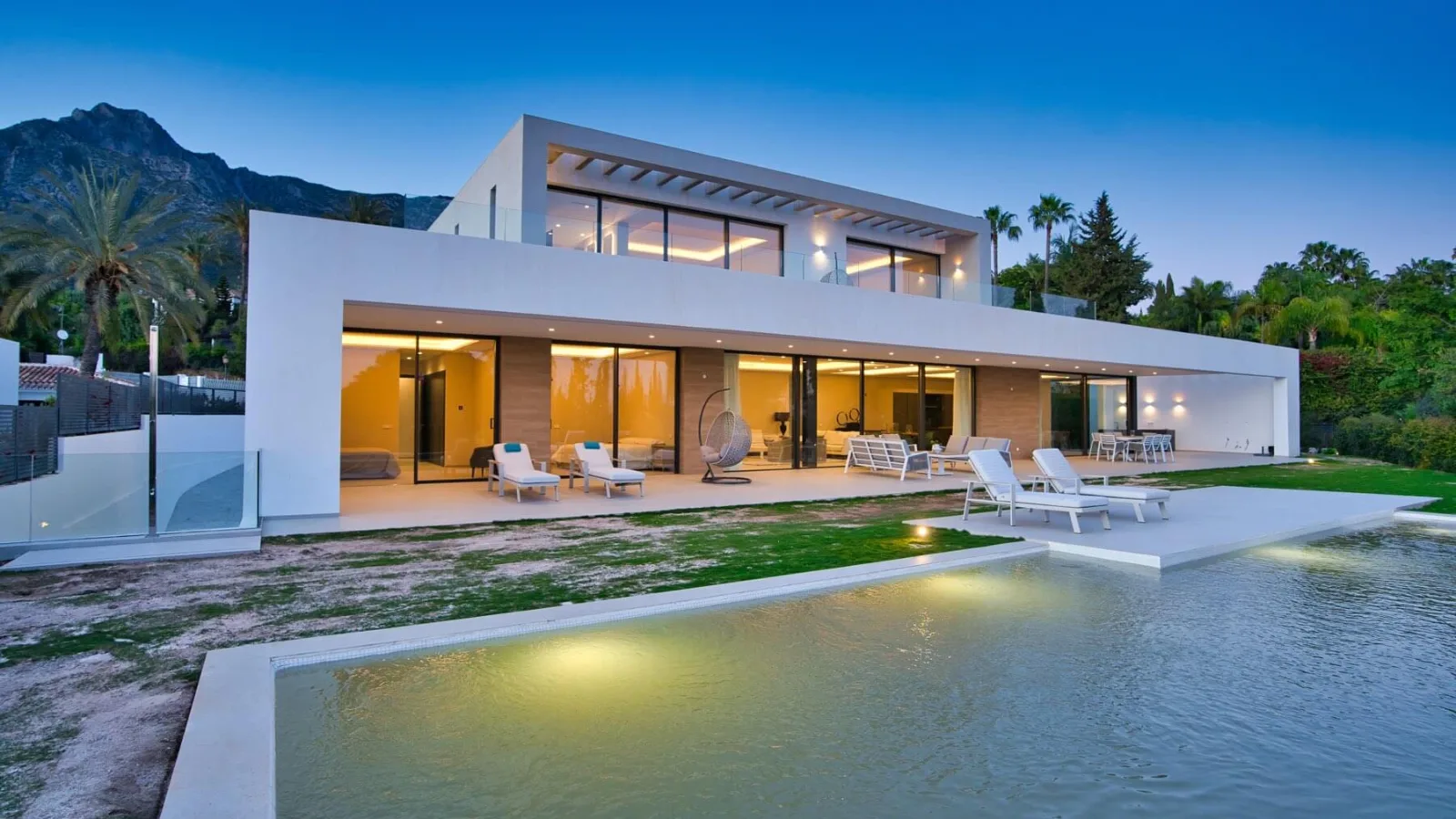Inicio 1 Villa moderna al atardecer con piscina iluminada, fotografiada por ADS Marketing